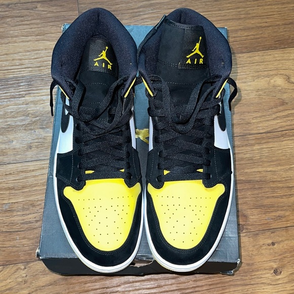 air jordan 1 mid yellow toe